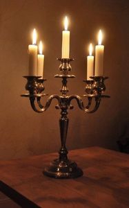 Candelabro de latón con cinco brazos para decoración del hogar, diseño duradero - Product Image 1