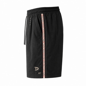 Pantalones Cortos Deportivos Y2K de Nylon Negro Mate para Hombre, Retro con Cinta Lateral Roja y Ojales Plateados, Estilo Urbano Atlético, Venta al por Mayor con MOQ Bajo - Product Image 4