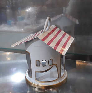 Linterna de Casa de Navidad festiva hecha a mano de alta calidad, portavelas de Metal rojo blanco con recortes de estrellas, adornos colgantes de plástico - Product Image 6