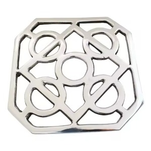 Salvamanteles Metálico Cuadrado con Ranura para Medallón Geométrico, Acabado Brillante, Resistente al Calor, para Ollas y Sartenes, Moderno - Product Image 1
