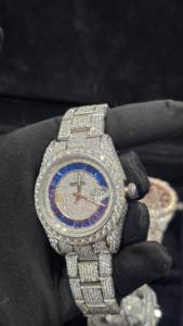 Montre de luxe à quartz analogique sertie de diamants Moissanite, en acier inoxydable bicolore, cadran bleu, lunette GMT, diamants carrés et baguette - Product Image 5