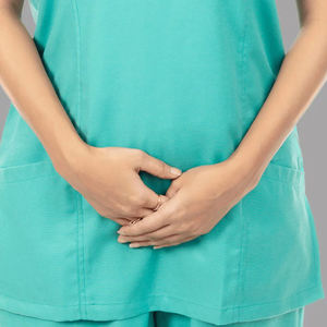 Ensemble de tenues médicales personnalisées en gros pour femmes : Blouse à col en V à manches courtes et pantalon cargo, vêtements d'hôpital extensibles - Product Image 4