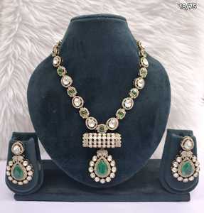 Conjunto de collar largo tradicional Polki Kundan con colgante de piedra verde esmeralda en forma de lágrima y pendientes a juego para mujer, para boda - Product Image 1
