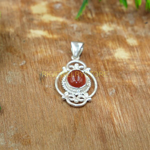 Colgante de Plata de Ley 925 con Cabujón Ovalado de Cornalina Roja Natural, Diseño Bohemio Vintage con Filigrana, Hecho a Mano por Artesanos - Product Image 2