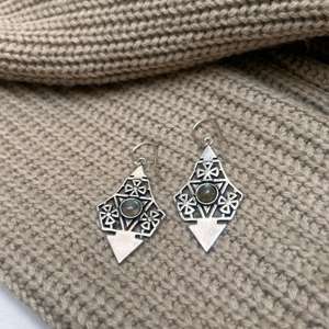 Boucles d'oreilles pendantes en labradorite, boucles d'oreilles tribales en laiton plaqué argent, boucles d'oreilles florales en pierres précieuses pour femmes, boucles d'oreilles pendantes en gros - Product Image 2