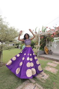 Conjunto de Lehenga de Seda Romana de Calidad de Exportación con Blusa de Encaje con Espejos y Falda de 6 Metros, Colección de Diseñador - Product Image 1