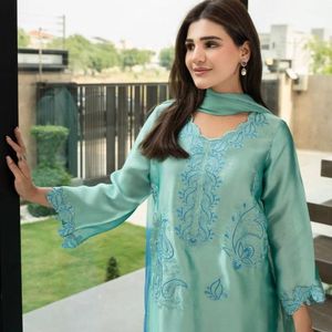 Ensemble Anarkali en tissu Reyon lourd brodé avec pantalon en micro-coton et dupatta en coton moulti-couleurs, entièrement cousu, idéal pour les fêtes - Product Image 1