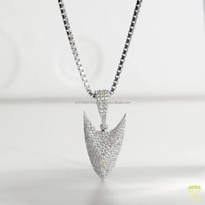 Collier pendentif flèche de luxe avec diamants de laboratoire VVS et finition argentée de qualité supérieure - Product Image 1