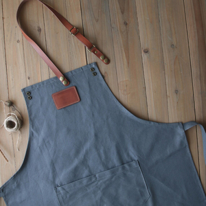 Tablier classique en toile avec bretelles en cuir, tablier de travail durable pour la cuisine et l'utilisation en café - Product Image 4