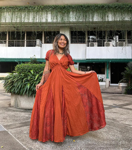 Robe longue élégante en coton biologique écologique, couleur terre cuite, avec empiècements en dentelle, col en V profond romantique, style bohème fluide, idéale pour les vacances - Product Image 1