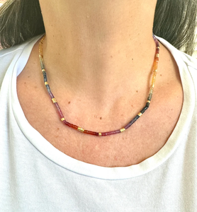 Collar de cuentas coloridas con piedras multicolor y detalles dorados para mujer, accesorio de moda. - Product Image 4