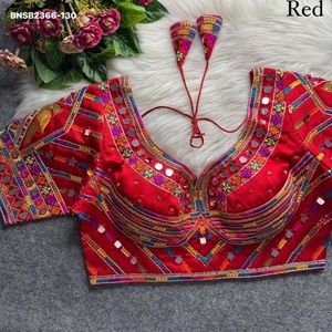 Blouse en soie italienne de haute qualité, ornée de broderies multi-fils, de miroirs et de perles lourdes, avec motifs traditionnels sur les manches – Fournisseur indien - Product Image 1