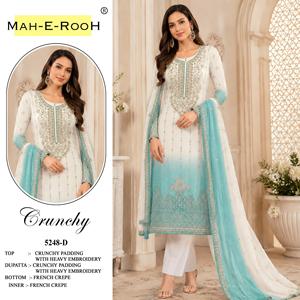 Look élégant pour femmes présentant un costume pakistanais avec rembourrage texturé, broderies lourdes et travail Khatli. - Product Image 2
