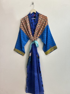 Kimono vintage bohemio de crepé de seda para mujer, bata de noche reciclada. - Product Image 2