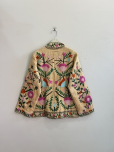 Chaqueta de mujer bordada a mano estilo Suzani tradicional india, abrigo bohemio de algodón. - Product Image 6