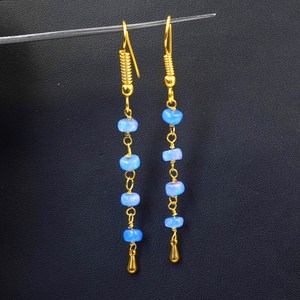 ต่างหูโอปอลเอธิโอเปียธรรมชาติ สีน้ำเงิน โอปอลไฟหลากสี ทอง 14K แบบคาโบชองประดับลูกปัด - Product Image 5