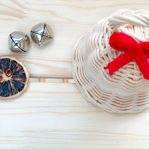 Clochettes suspendues en osier faites à la main avec un tissage en rotin naturel et un nœud en velours rouge foncé, parfaites pour la décoration de Noël. - Product Image 2
