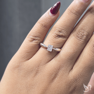 Bague solitaire en diamant radiant de laboratoire de 0,5 carat, design à tige cintrée, or blanc 10K, élégante pour fiançailles, mariage, anniversaire - Product Image 5