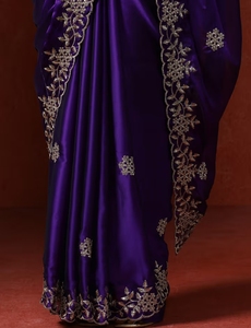 Sari de satén de seda morado KV con adornos y lentejuelas, con blusa sin coser - Product Image 3