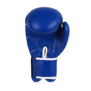 Gants de boxe en cuir de qualité supérieure conçus pour les combattants, les entraîneurs et les athlètes, rembourrage absorbant les chocs, respirants, fermeture à boucle et crochets. - Product Image 5