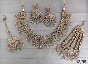ชุดสร้อยคอเจ้าสาวสีดำสุดหรูพร้อมต่างหูลูกปัดคริสตัลเพทาย Maang Tikka & Hathphool เครื่องประดับสำหรับงานแต่งงาน - Product Image 3