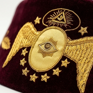 Casquette de Réglementation Française du 95e Degré de Memphis Misraim, en Velours Bordeaux, Broderie à la Main, Durable, à Prix Abordable, pour Insignes Maçonniques - Product Image 2
