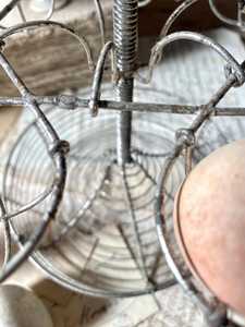 Canasta Porta Huevos de Metal Hecha a Mano, Solución de Almacenamiento para Cocina Estilo Rústico - Product Image 2