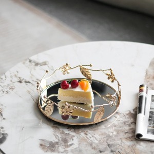 Plateau miroir en métal glamour avec motif feuille d'or, fait main, écologique, compatible lave-vaisselle, léger, décoratif, centre de table de mariage - Product Image 5
