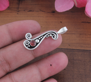 Pendentif Charme Vintage Artisanal en Argent Sterling 925 SHREE JAIPUR, Plaqué Argent, Garnet Rouge Serti, Oxydé, Motif Scroll - Product Image 2