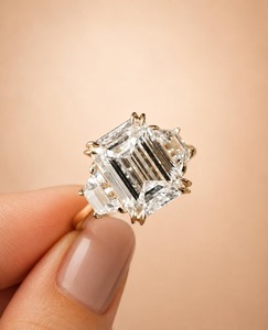 แหวนแต่งงานเพชรแล็บทรงเหลี่ยมมรกต 3 เม็ด ทอง 14K ยี่ห้อ AFAR JEWELS รับรองโดย IGI ปรับขนาดได้ - Product Image 3