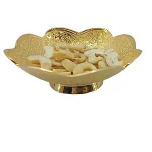 Bol de service de luxe en métal doré avec pieds, décoré en relief, pour fruits secs et noix, Skies Trader - Product Image 4