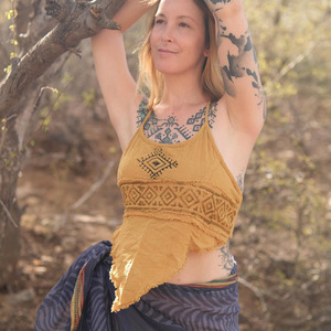 Haut court halter marron artisanal à imprimé tribal terreux, asymétrique, style bandana, avec bords bruts, ambiance vintage, dos nu - Product Image 2