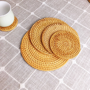 Posavasos Redondo de Bambú y Ratán con Diseño Floral, Accesorio para Bebidas de Fibra Natural Tejida, Hecho en Vietnam, Marca TUYET DUNG - Product Image 1