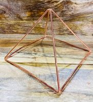 Pyramide de méditation Reiki en laiton de haute qualité, tubes en laiton pur personnalisés, design traditionnel plaqué or, géométrique abstrait pour la maison