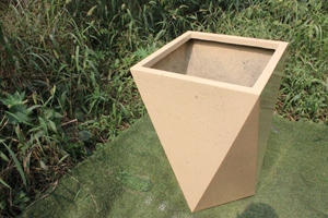 Grand pot à fleurs vertical Geo Senior Classic en FRP léger pour l'intérieur/l'extérieur, utilisation domestique et jardin, design à pois sculpté à la main - Product Image 3