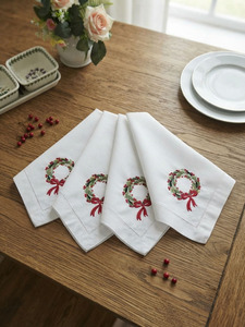 Vente en gros de couronnes brodées personnalisées houx, serviette de table de Noël, serviette en coton avec ourlet, maison, hôtel, vacances - Product Image 5