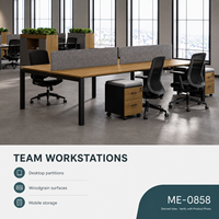 Poste de travail de bureau moderne pour quatre personnes avec dessus en imitation bois, panneaux de séparation gris, cadres noirs et supports de rangement mobiles