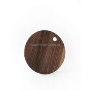 Petite planche à découper décorative en bois qui ajoute du charme à une cuisine tout en servant une fonction de cuisson fonctionnelle - Product Image 2