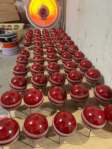 Balles de cricket rouges de haute qualité, tailles homme, femme et enfant - Product Image 2