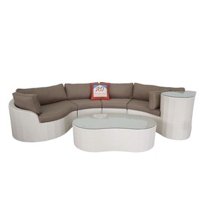 Ensemble de canapés en rotin d'extérieur moderne avec table en verre, design contemporain, coussins marron, structure en osier blanc - Product Image 2