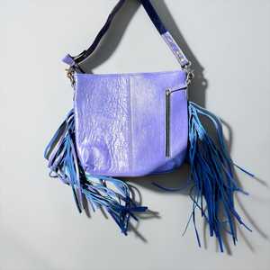 Bolso de hombro bohemio de cuero genuino con flecos de borlas y diseño de caballo con estampado animal para uso diario. - Product Image 3