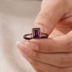 Anneaux unisexes tendance en argent 925 avec tourmaline rose naturelle sertie en clos, plaqués rhodium noir, Memoria Jewels - Product Image 4