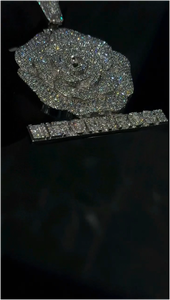 Colgante de plata de ley 925 con diseño de flor de rosa y letra, hecho a medida con diamantes de moissanita VVS, para unisex. - Product Image 5