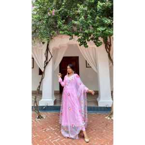 Ensemble de robe Anarkali en coton rose Uma, orné de broderies Gotta, Salwar Kameez pour les mariages - Product Image 3