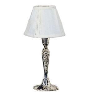 Lampe de table élégante en argent plaqué avec base à motifs décoratifs et abat-jour en tissu blanc, lampe d'appoint pour la décoration d'événements de mariage - Product Image 1