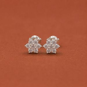 Pendientes Pequeños de Plata de Ley S925 con Diseño de Flor Delicada y Racimo de Diamantes de Corte Redondo para Mujer - Product Image 1