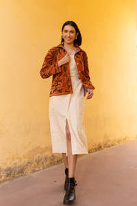 Chaqueta de Mujer Suzani en Algodón Color Óxido con Apliques Azules Bordados, Combina Lujo con la Arte Contemporánea India - Product Image 6