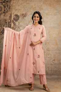Ensemble de costume trois pièces en coton soyeux rose luxueux brodé avec kurta droit, pantalon et dupatta assortis - Product Image 1