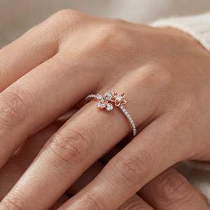 Bague de luxe en or rose sertie de diamants pour femme, taille marquise 0,35 carat, motif feuille avec halo de diamants, bande en or premium incrustée de diamants - Product Image 2