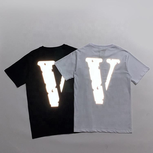 เสื้อยืดแขนสั้นผู้ชายพิมพ์ลาย V เรืองแสงด้านหลัง คอกลม ทรงปกติ สีเทาและสีดำ - Product Image 1